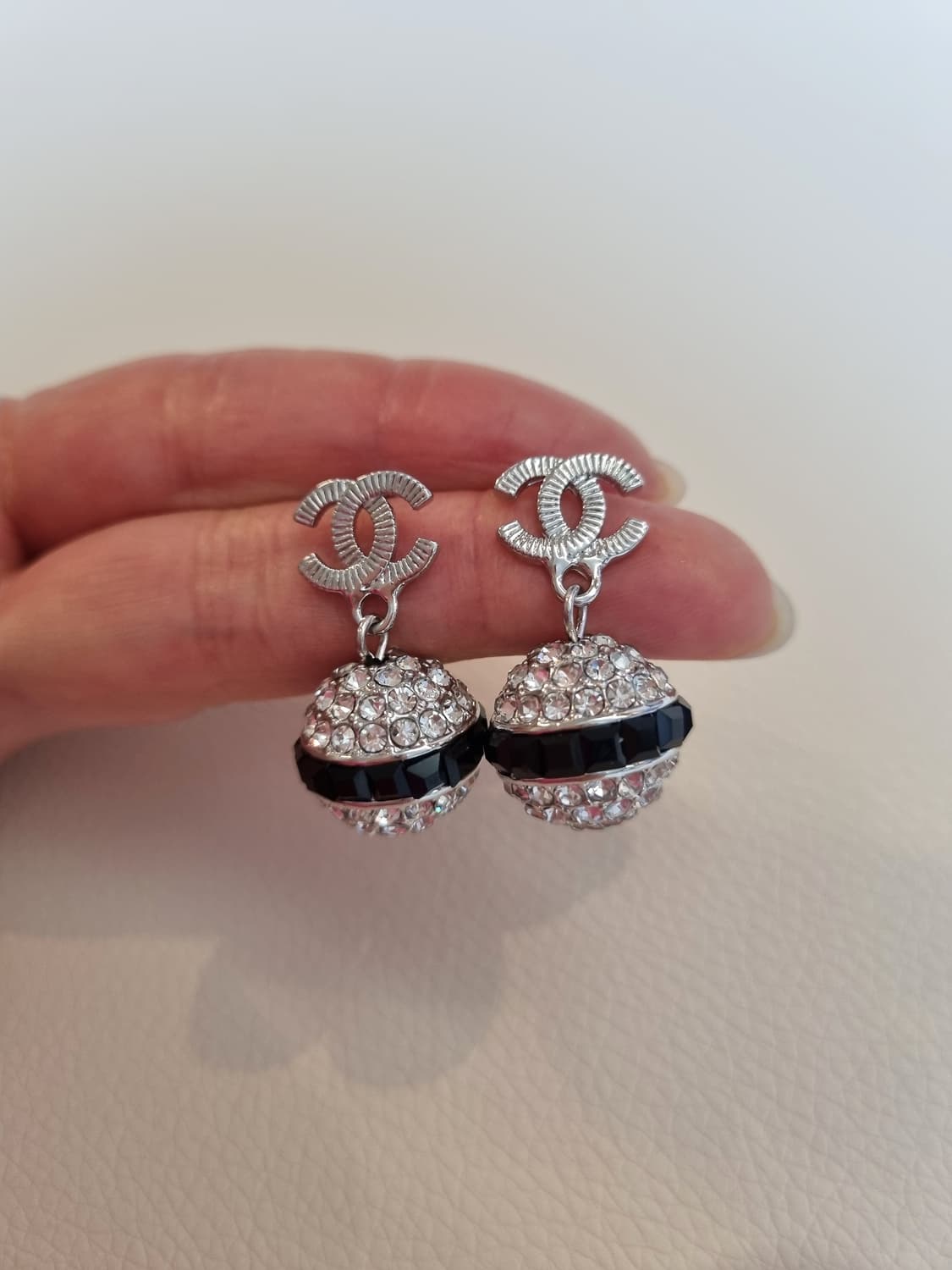 샤넬 CC 크리스탈볼&블랙스왈 드롭귀걸이 실버 업사이클링 상품이미지2