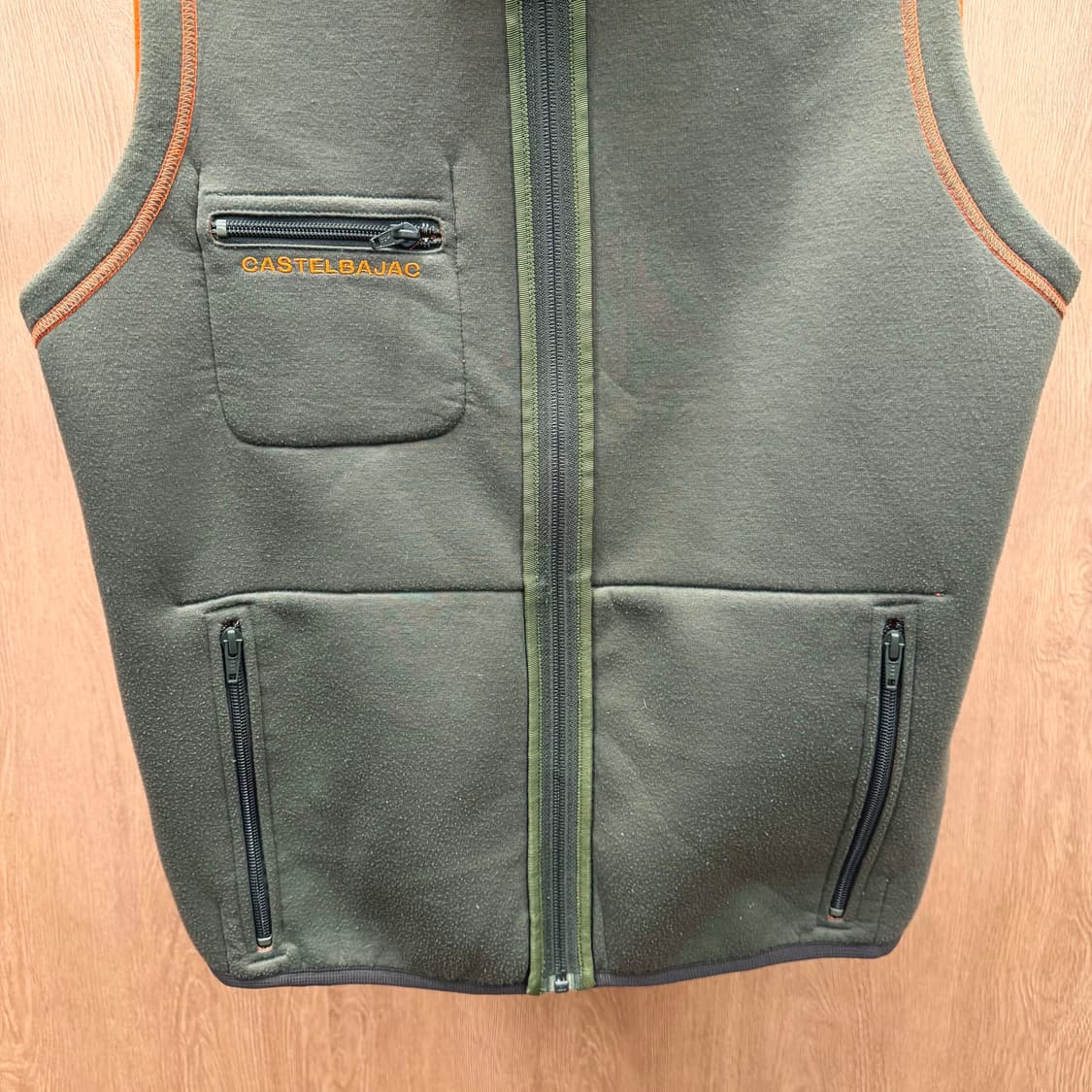 까스텔바작 스포츠 리버시블 플리스 베스트 로고 자수 디테일 오렌지 카키 상품이미지9