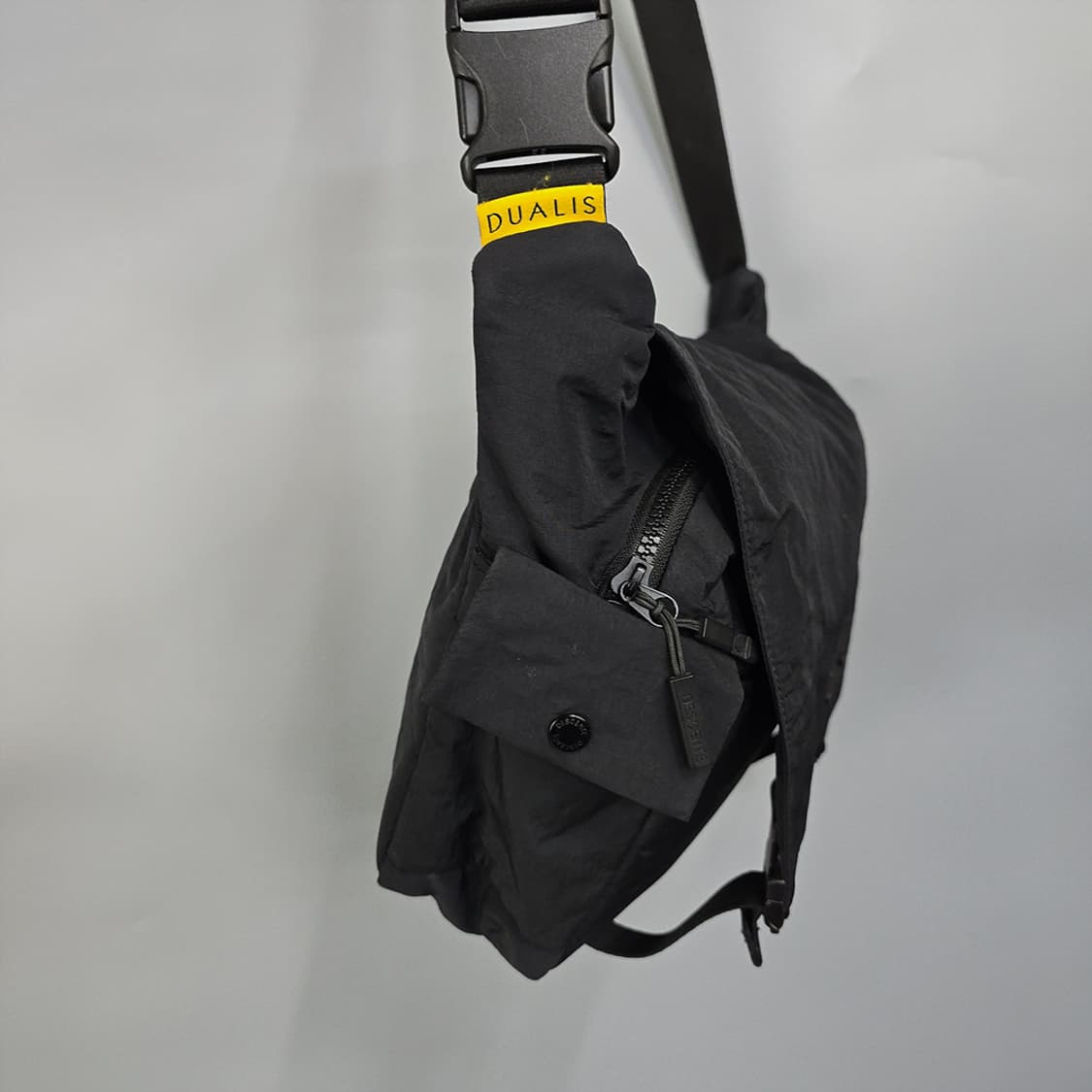 데상트 듀얼리스 메신저백 블랙 상품이미지3