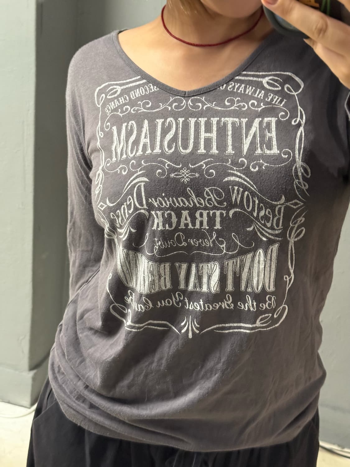 lettering detail v-neck long sleeve 상품이미지4