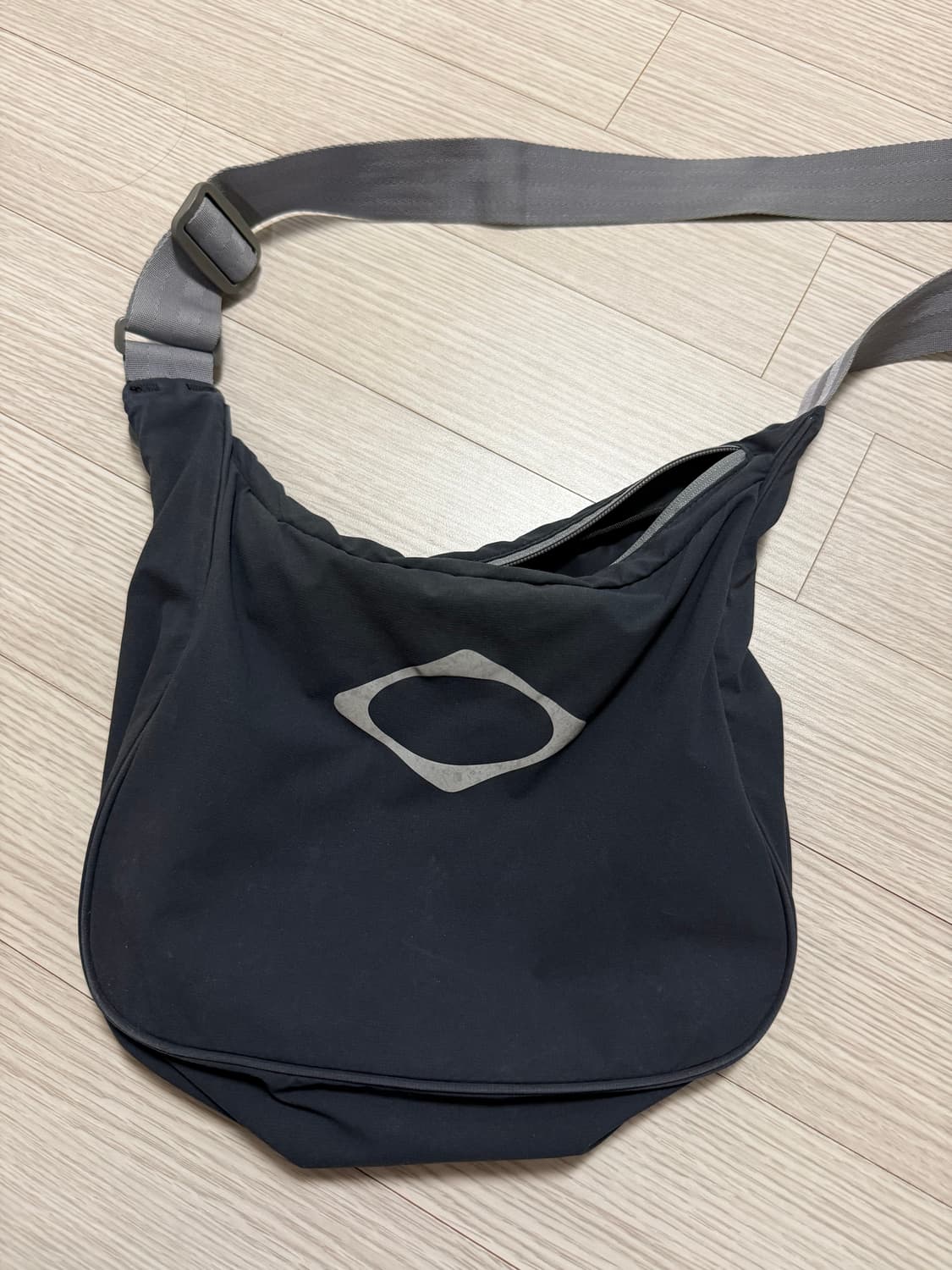 미스치프 롬버스 크로스백 블랙 상품이미지2