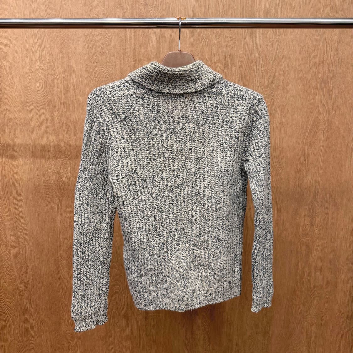 띠어리 숄카라 울 니트 가디건 전면 버튼 립 조직 디테일 아이보리 블랙 상품이미지3