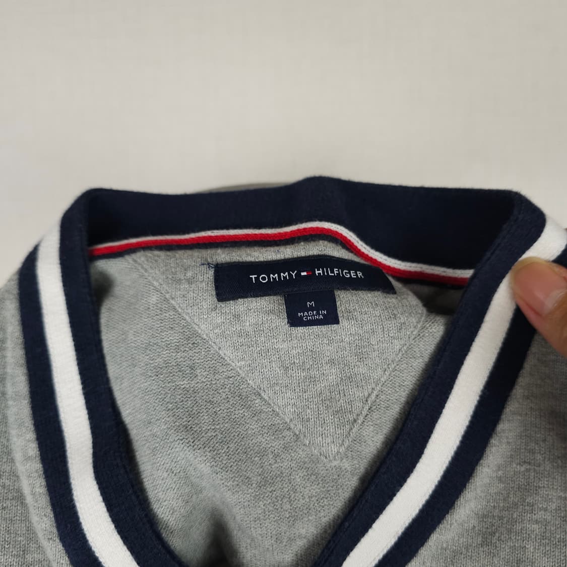 타미힐피거 V넥니트티 남자95사이즈  상품이미지3