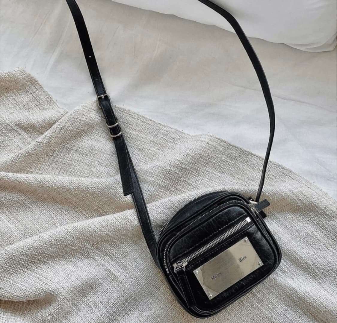 마뗑킴 스퀘어 레더 크로스백 블랙 상품이미지1