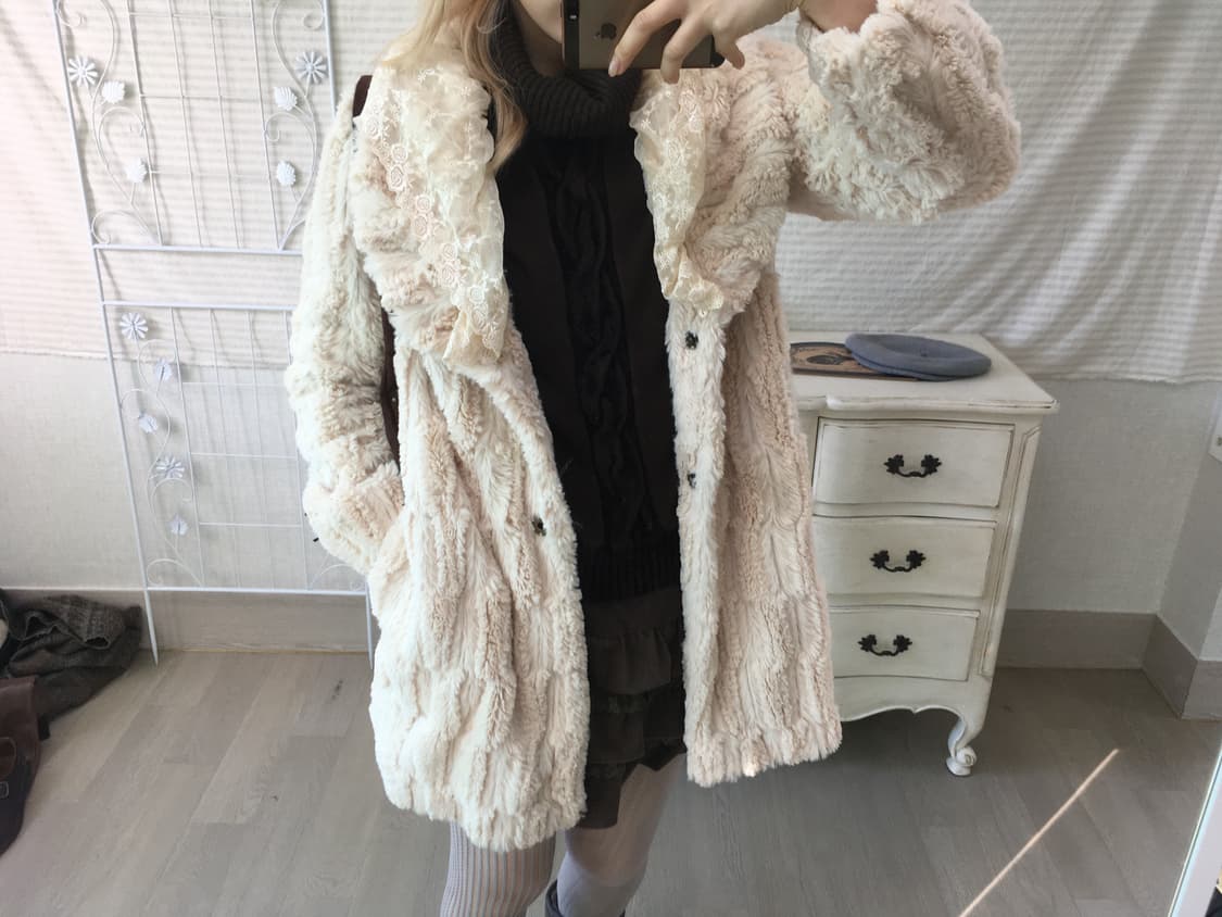 엑시즈팜 아이보리 레이스 퍼 코트 상품이미지3