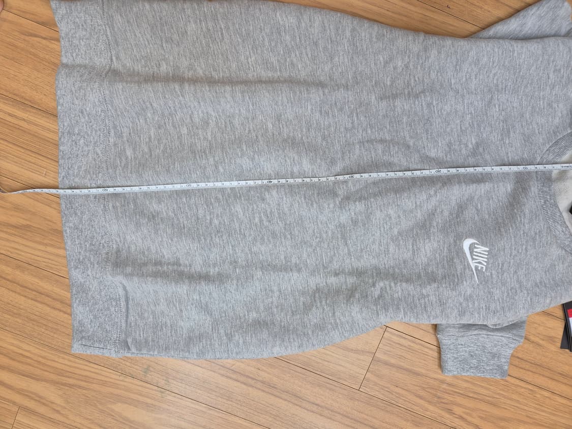 택 달린 나이키 맨투맨 M사이즈 새상품입니다. 회색 무난한 색상이라 어디 상품이미지9