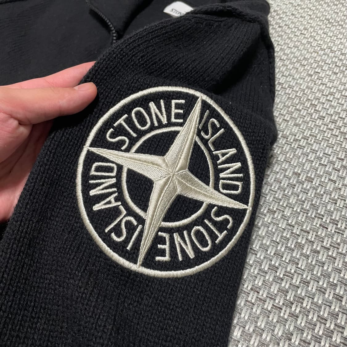 스톤아일랜드 빅로고 자수 니트집업 상품이미지2