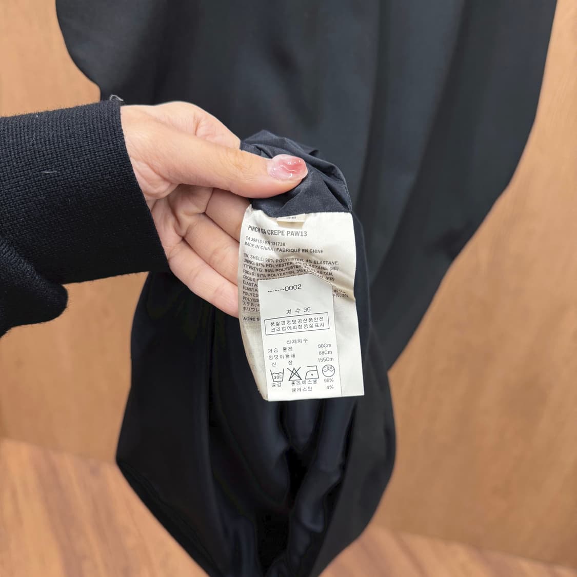 아크네 스튜디오 핀치드 슬리브 미디 원피스 백 슬릿 오픈 디테일 블랙 상품이미지7