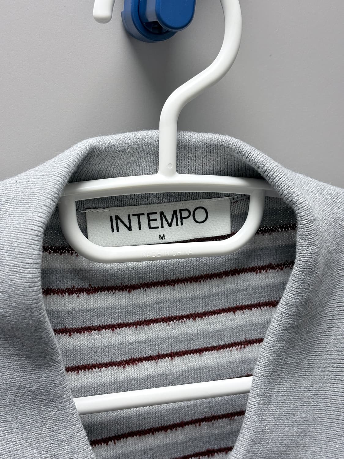 인템포무드 스트라이프 카라 니트 그레이 상품이미지3