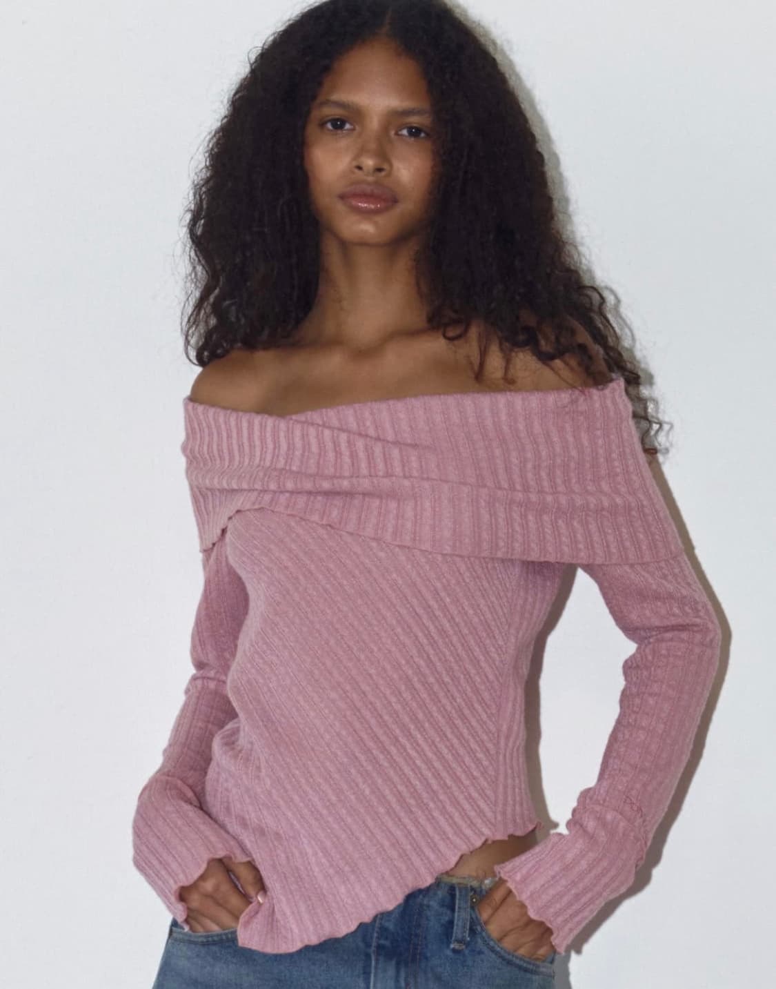 폴리수엠 OFF-SHOULDER ASYMMETRIC SWEATER 상품이미지1