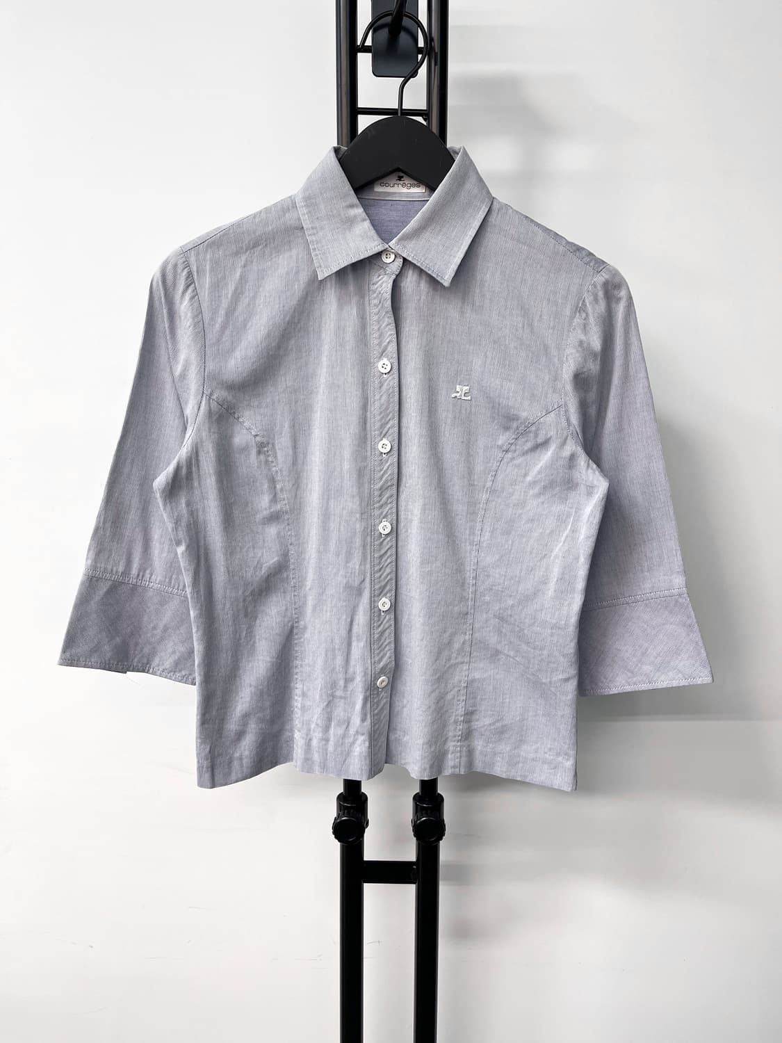 꾸레쥬 AC 로고 핀 스트라이프 셔츠 상품이미지1