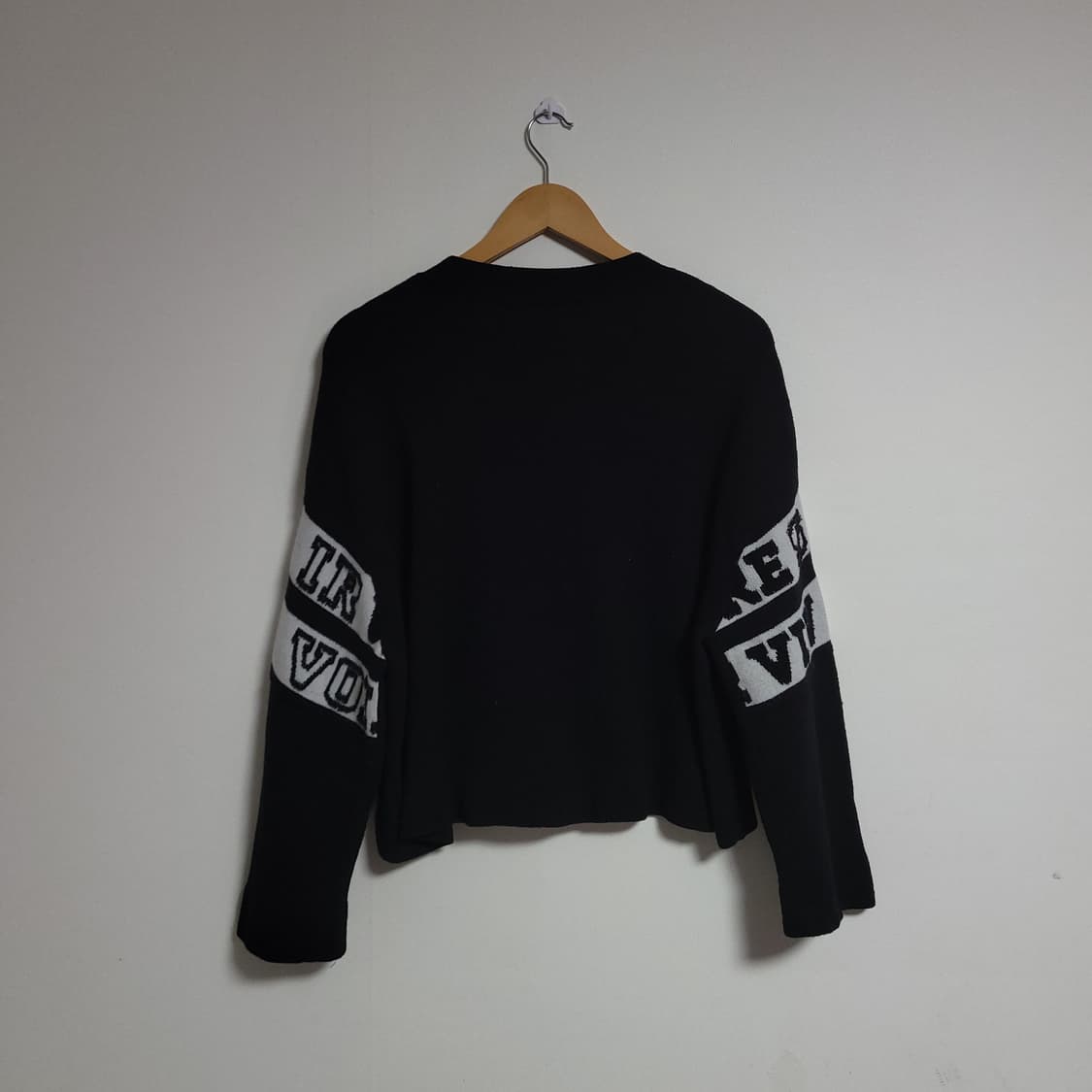 (F) SYSTEM 시스템 블랙 레터링 니트 롱슬리브 크롭 상품이미지6