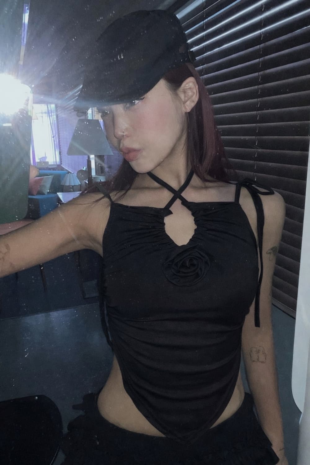 바티아엘르 로즈 코사지 셔링 스트링 트임 탱크탑 상품이미지2