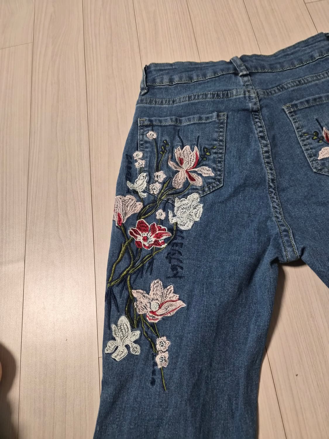 화사한 플라워 자수 포인트 부츠컷 청바지 상품이미지4