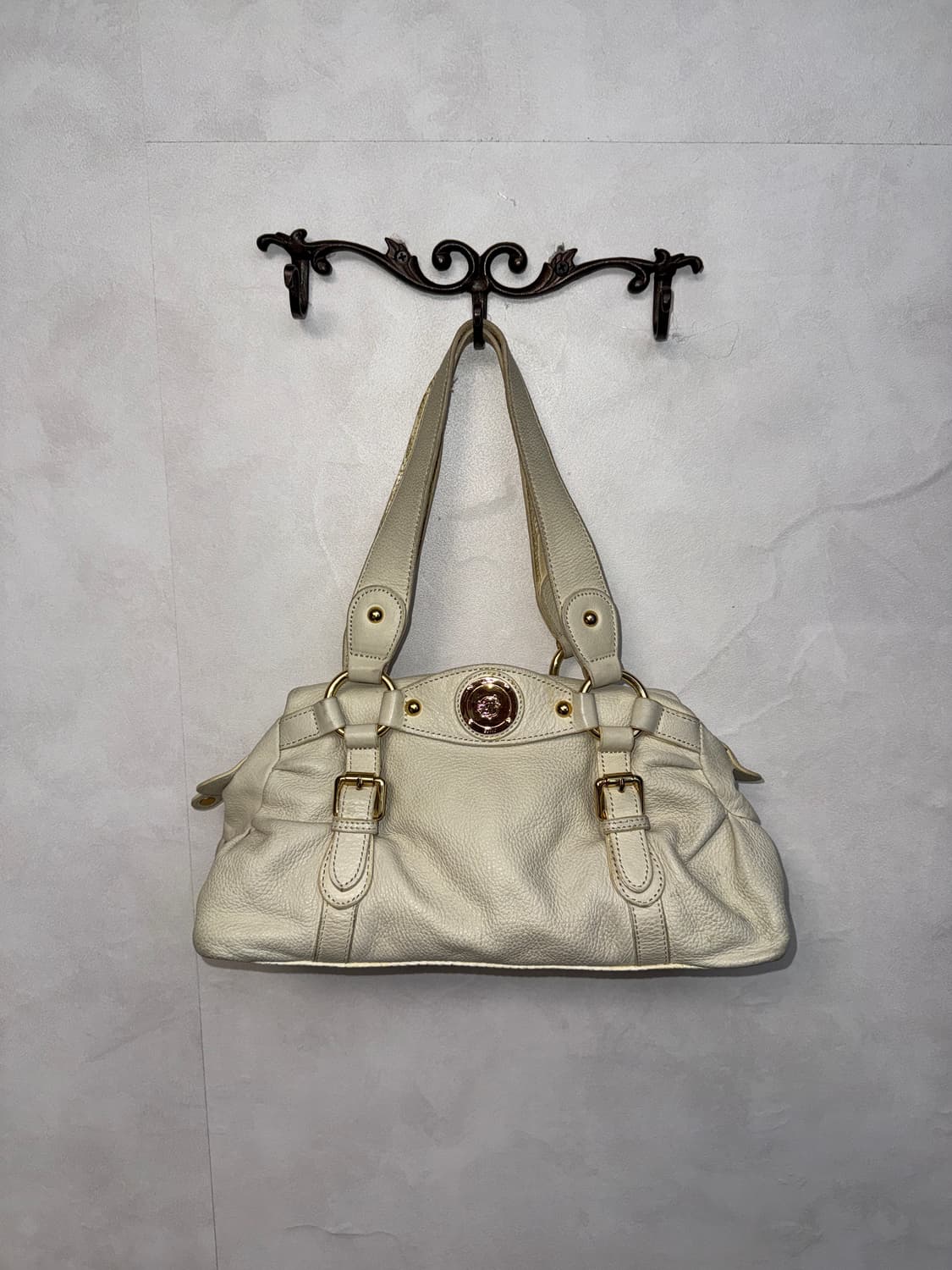 Ivory gold buckle shoulder bag 상품이미지1