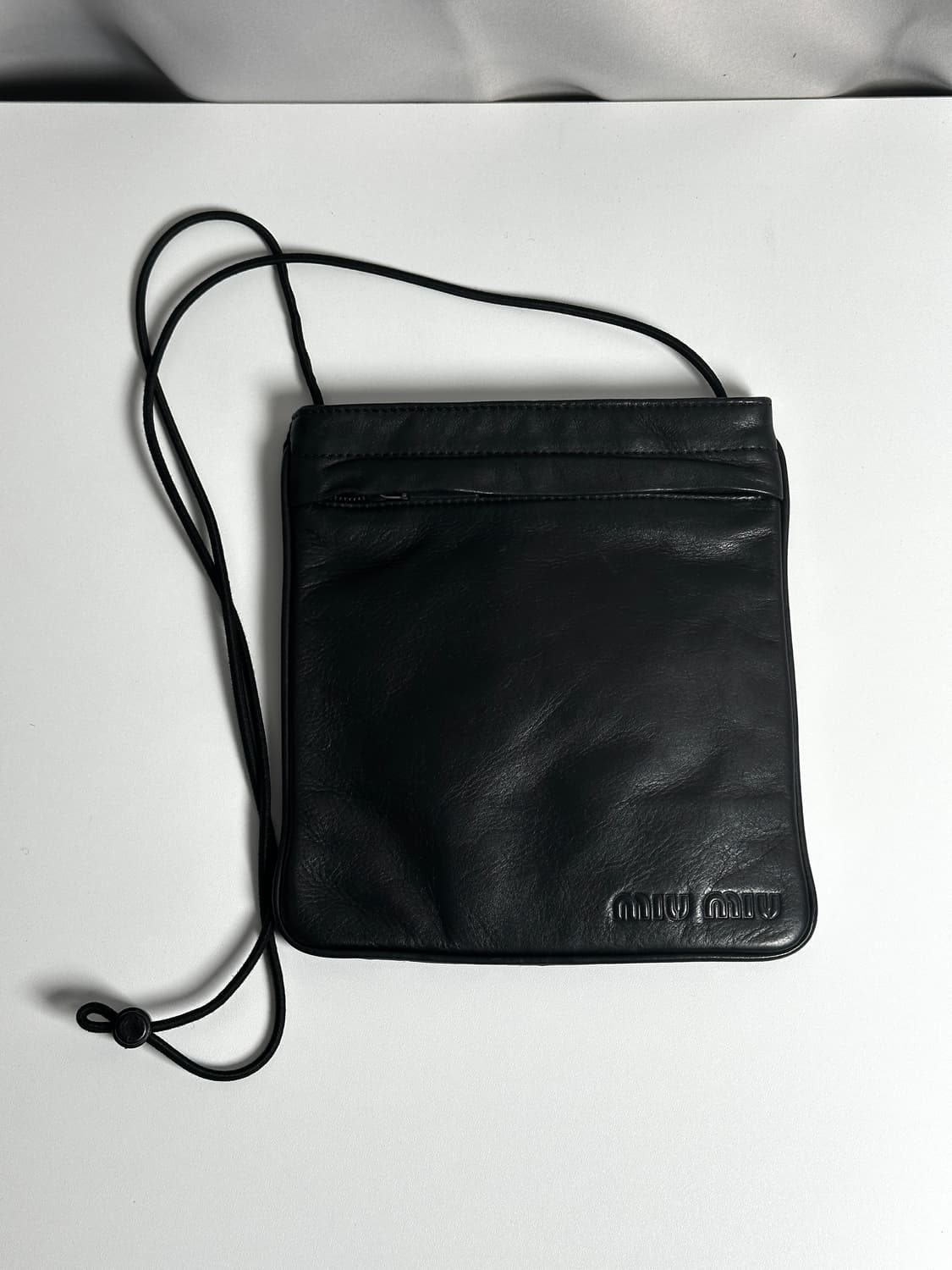 미우미우 레더 크로스백 – 미니멀 컨템포러리 에센셜 상품이미지3
