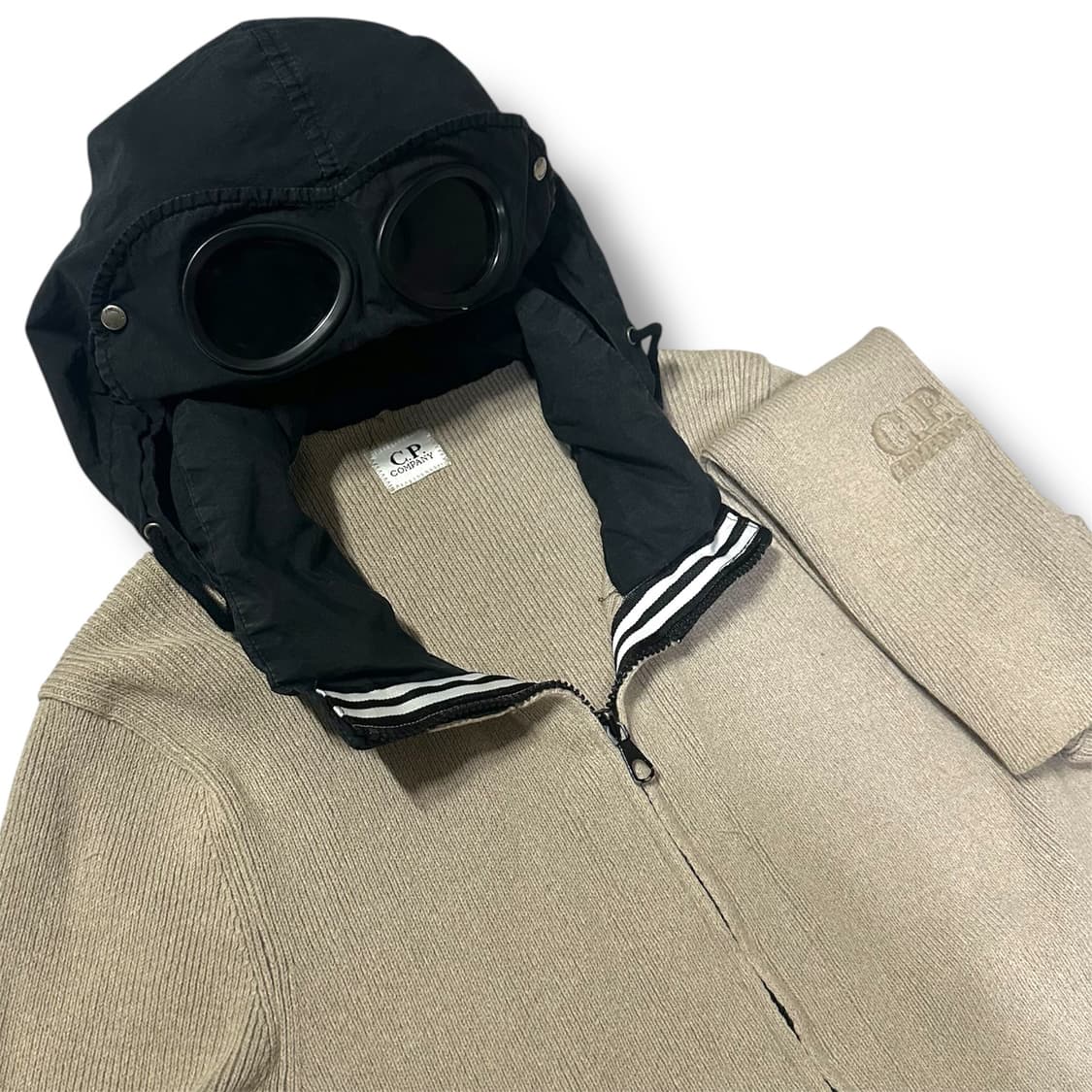 CP Company 오트밀 니트 고글렌즈 후드 자켓 상품이미지2