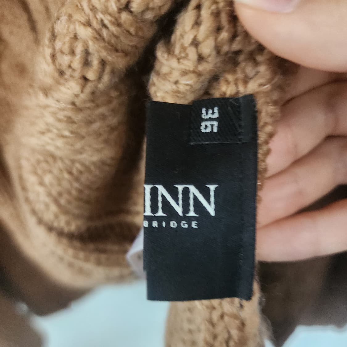 매긴 브라운 케이블 니트 롤넥 숄더 워머 상품이미지4