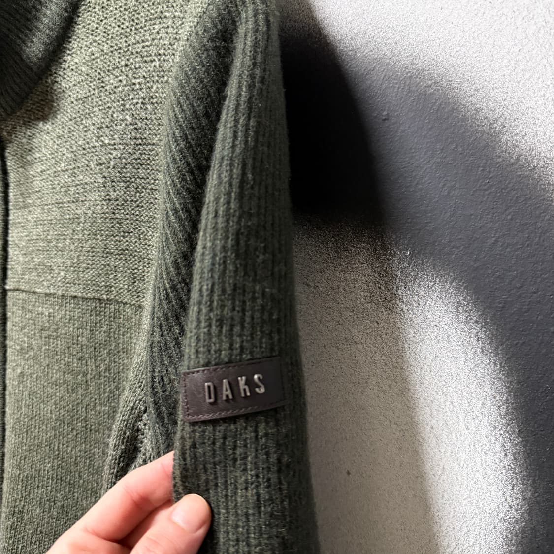 닥스 원 포인트 가죽 패치 디테일 울 혼방 집업 니트 자켓 상품이미지4