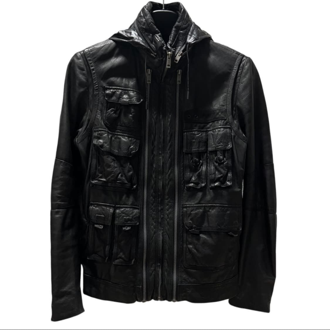 솔리드 옴므 멀티포켓 레더 블루종 엄성현 상품이미지1