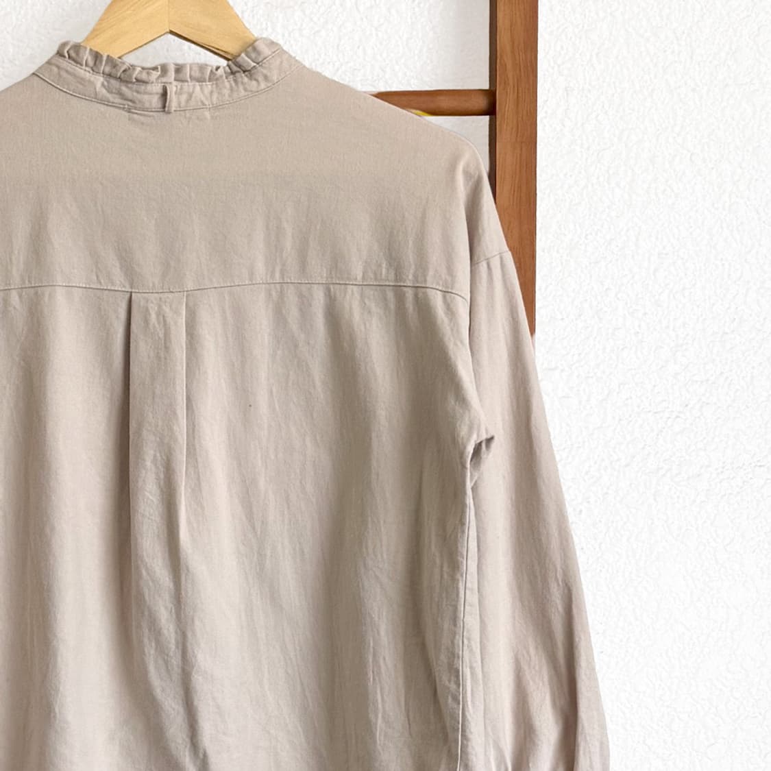 모래빛 프릴 코튼 블라우스 상품이미지7