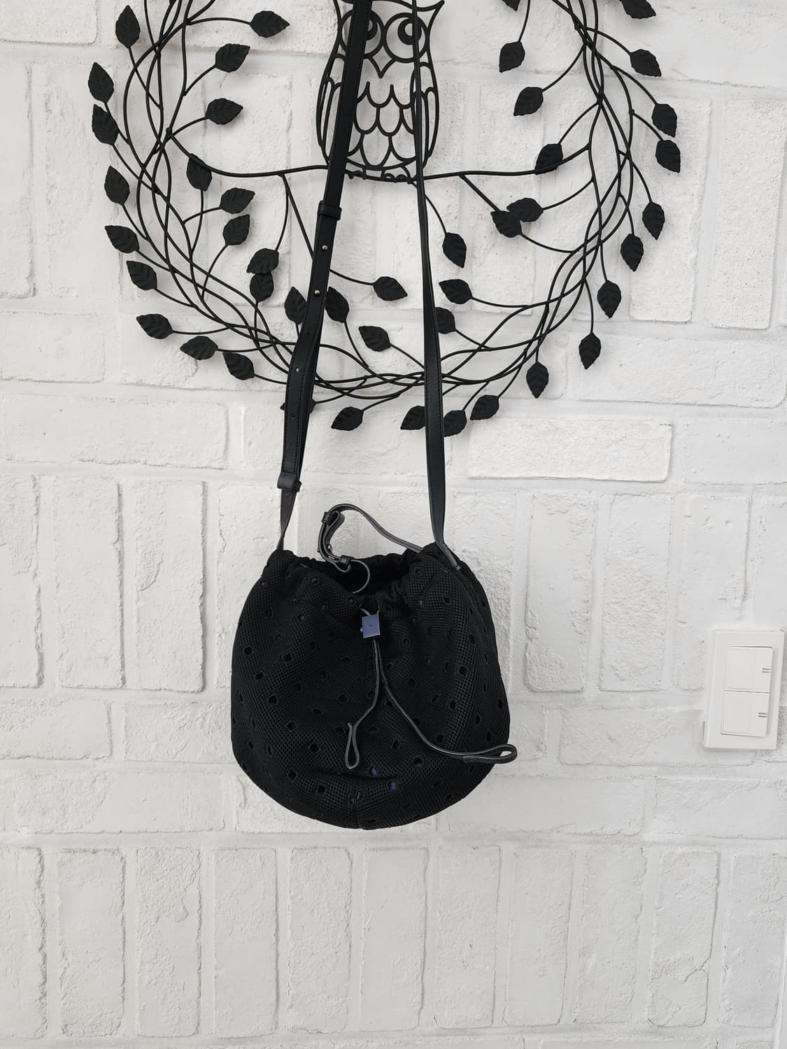 구호 블랙 메쉬 백 상품이미지1