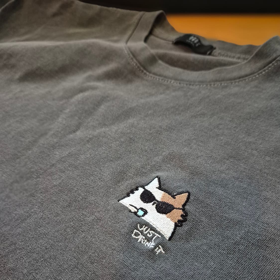 힙캣 JUST DRINK IT 자수 티셔츠(차콜.피그먼트워싱) 상품이미지5