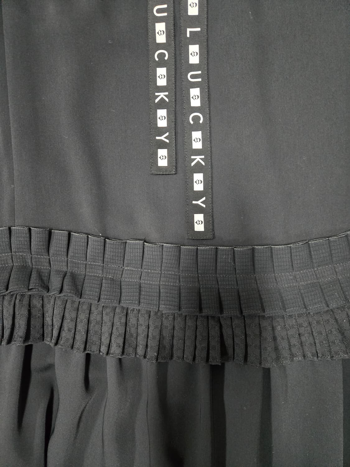 럭키슈에뜨 22ss 블랙 리본 플리츠 원피스 상품이미지4