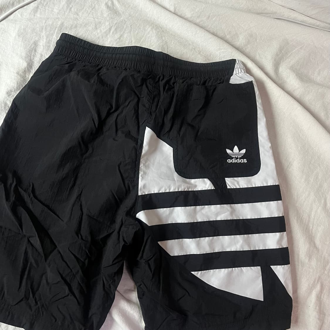 아디다스 로고 반바지 상품이미지1