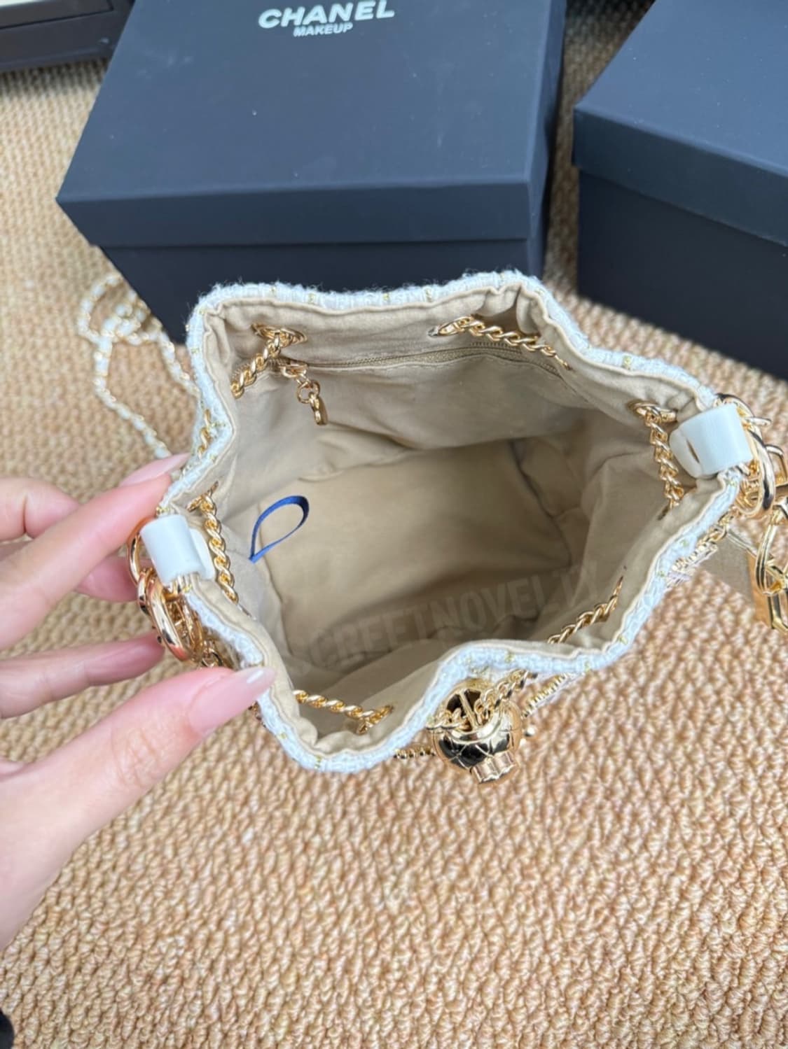 샤넬 홀리데이 화이트 트위드 골드 버킷백 무료배송 상품이미지2