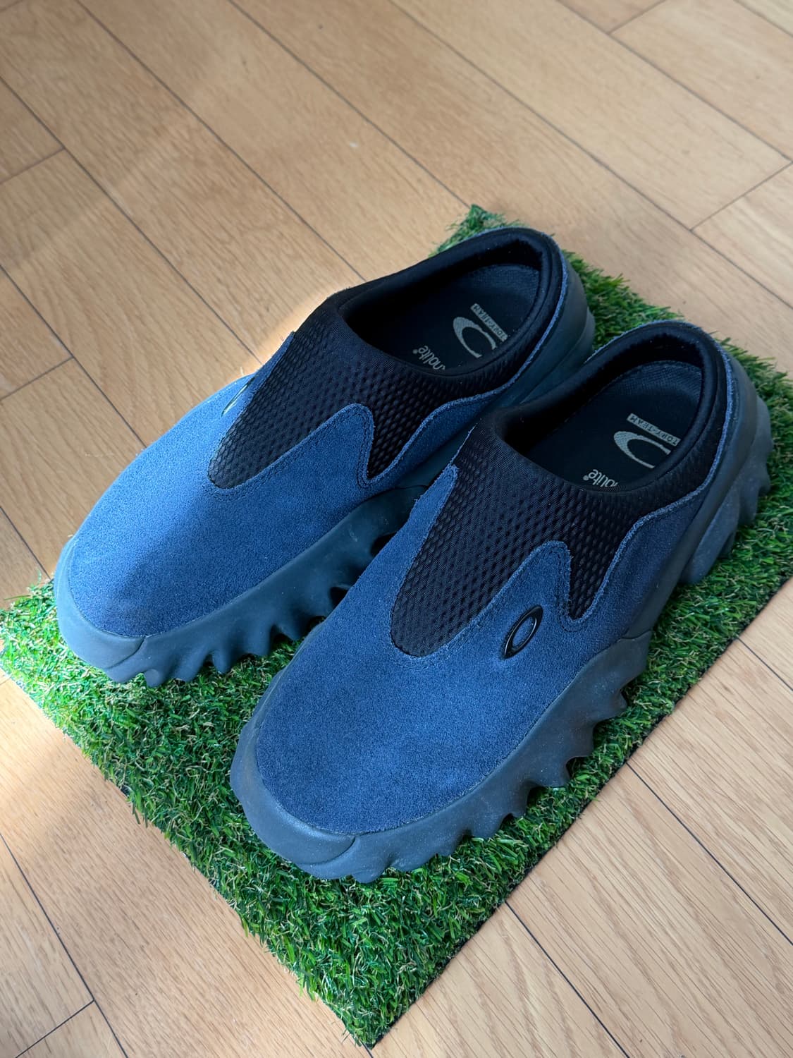 오클리 팩토리 팀 x 브레인 데드 스웨이드 찹 쏘우 뮬 네이비 블랙 상품이미지3