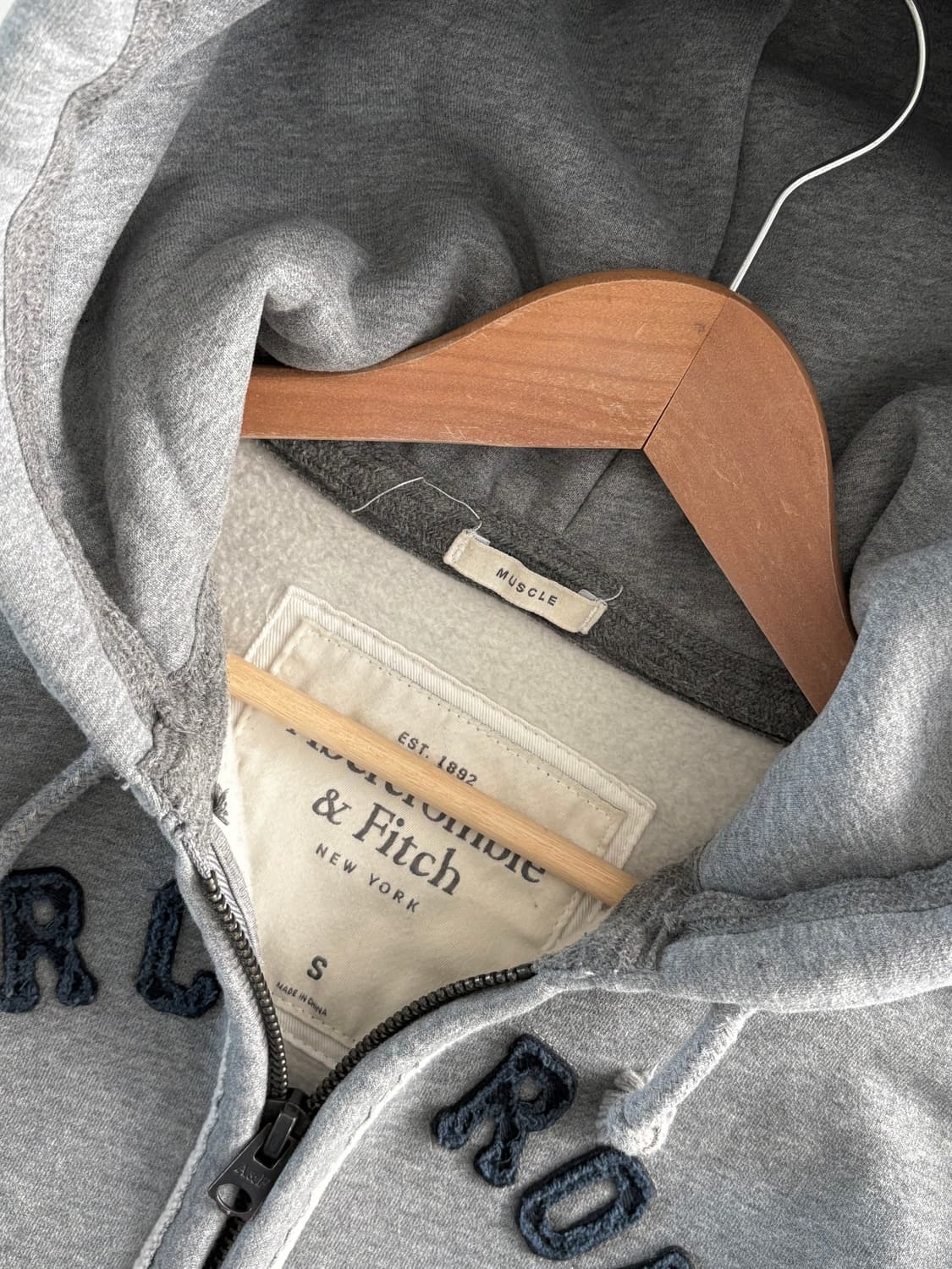 Abercrombie 아베크롬비 그레이컬러 로고 후드집업 상품이미지3