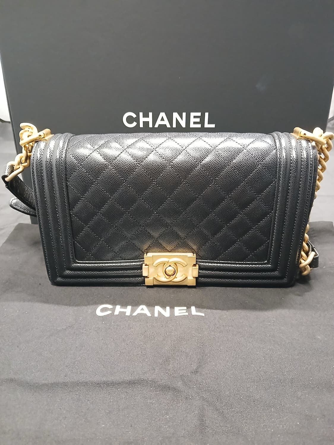 샤넬 보이백 미듐 금장 캐비어 27번대 A67086 상품이미지2