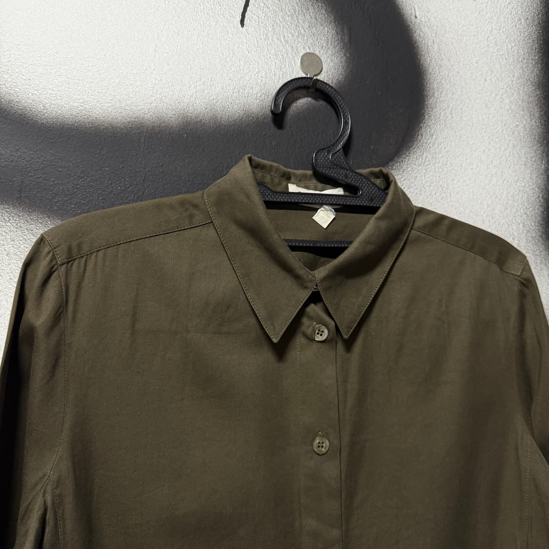 켈빈클라인 이태리 딥 카키 크롭 셔츠 블라우스 상품이미지3