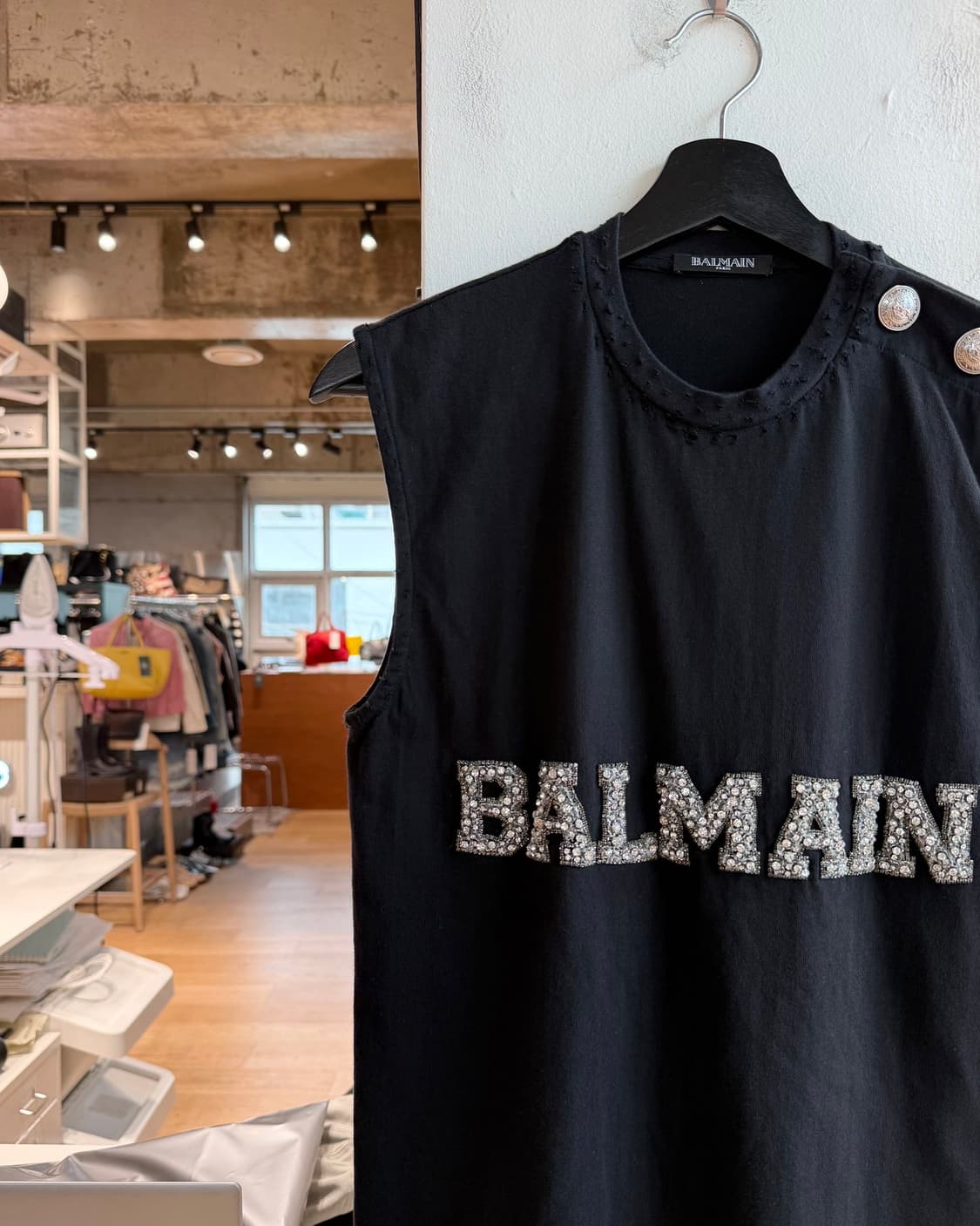 발망 블랙 로고 숄더 버튼 슬리브리스  상품이미지3