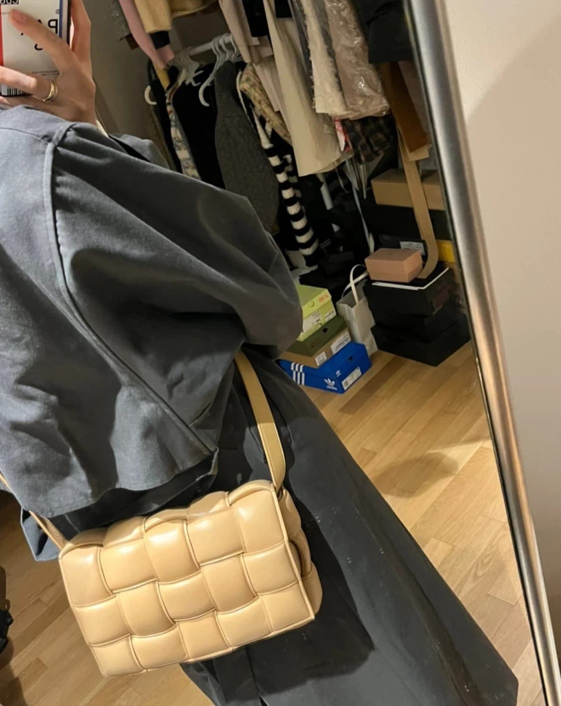 [정품] 보테가베네타 카세트 패딩백 아몬드골드 희귀색상 (네고 가능) 상품이미지8