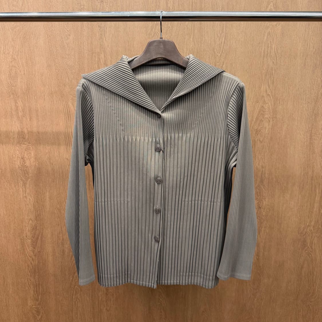 플리츠미 블라우스 가디건 세일러 카라 버티컬 플리츠 디테일 베이지 상품이미지2