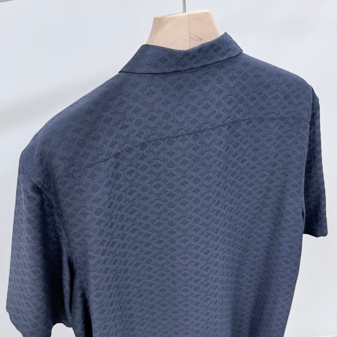 [S+급/L] 24ss 루이비통 모노그램 실크 블렌드 반팔 셔츠 상품이미지5
