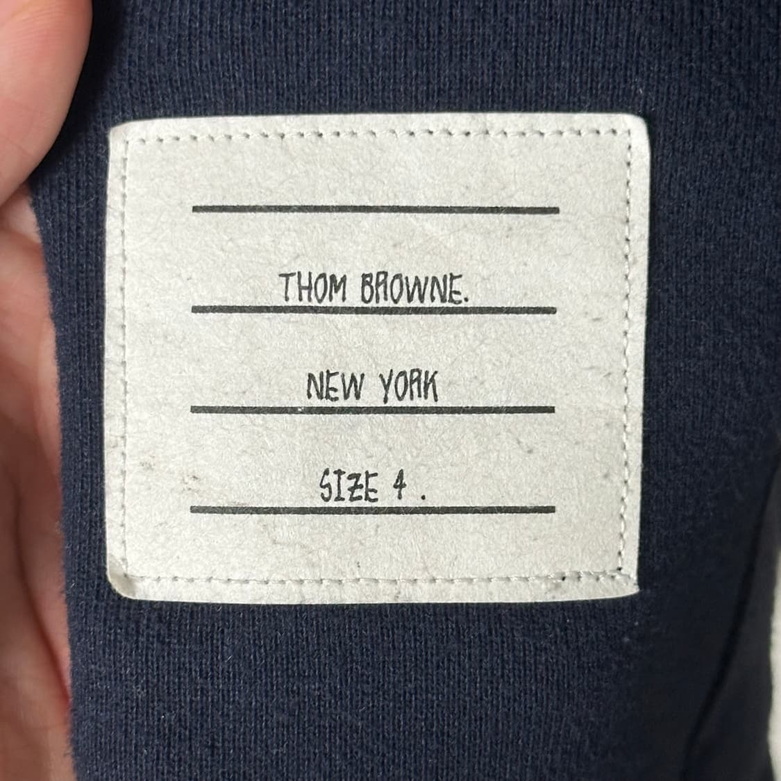 [4] 톰브라운 사선완장 맨투맨 네이비 상품이미지3