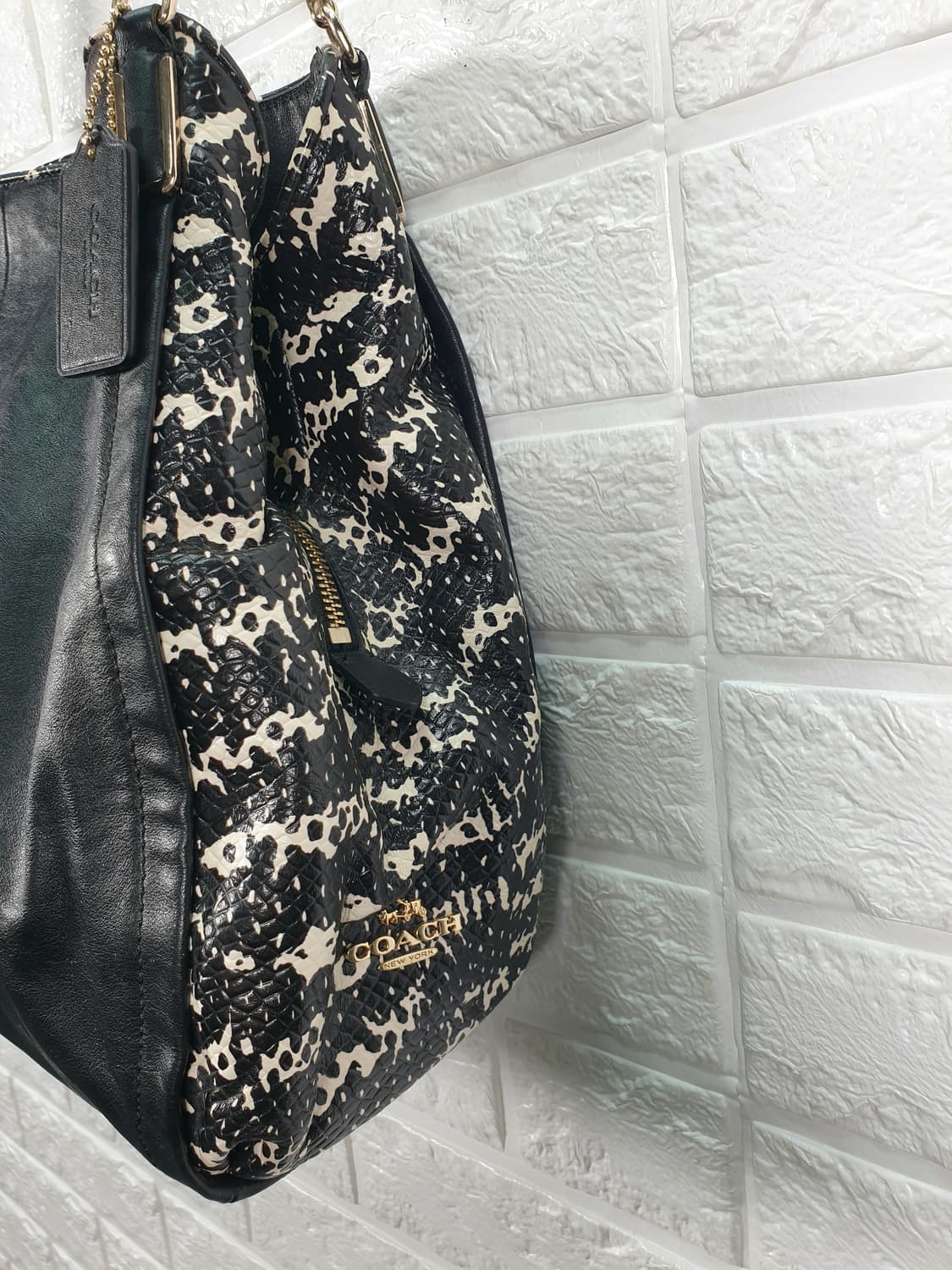 코치 뱀피 엠보싱 레더 숄더백 상품이미지6