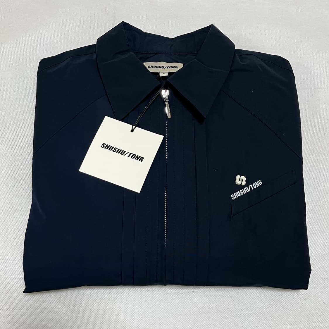 [10]슈슈통 25fw 턱 디테일 스포츠 자켓/네이비 상품이미지3