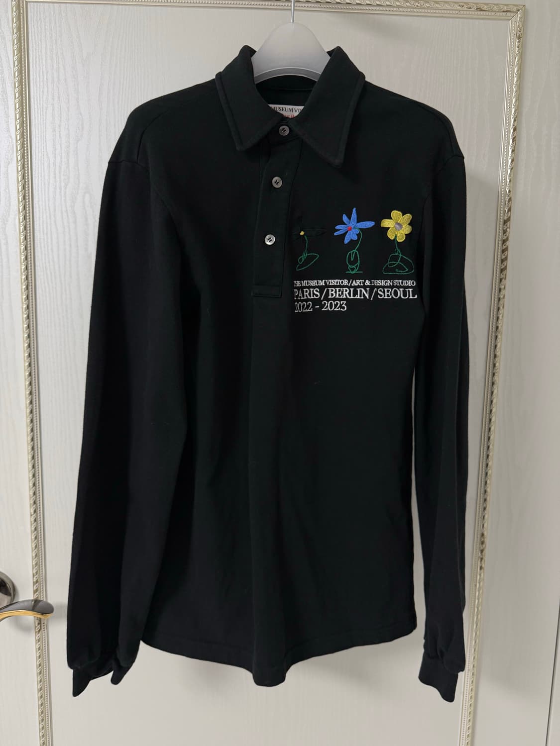 더뮤지엄비지터 긴팔 카라티 상품이미지1