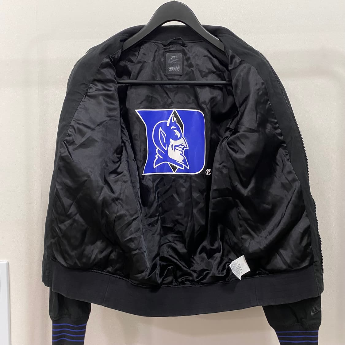 나이키 듀크 블루 데빌스 봄버 바시티 자켓 상품이미지5