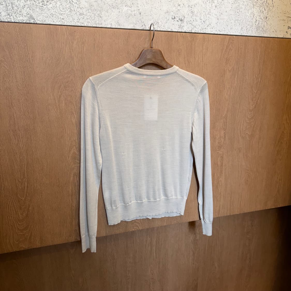 아큐아스큐텀 라운드넥 울 긴팔 니트 가디건 로고 메탈 장식 디테일 베이지 상품이미지2