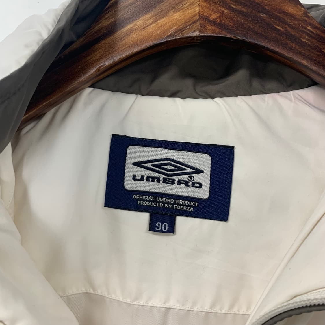 엄브로 로고 화이트 후드 점퍼  상품이미지6