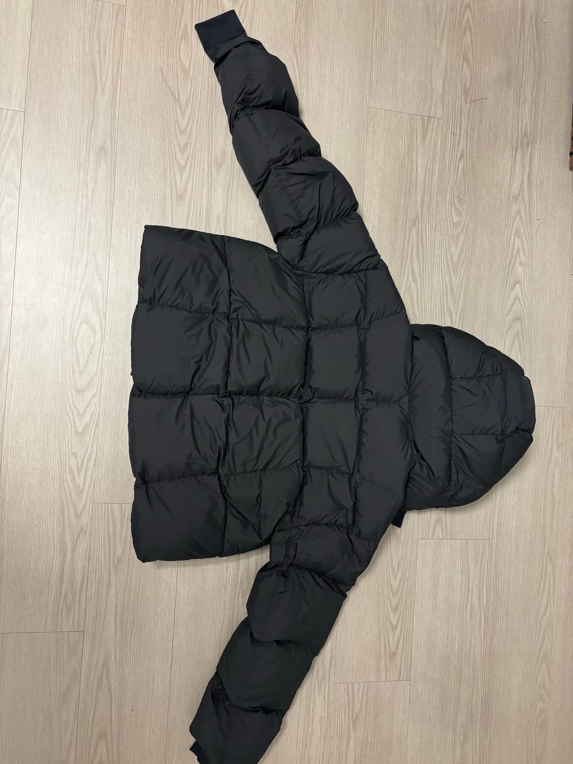 프라다 RE-NYLON 후드 다운 패딩 급처 상품이미지2