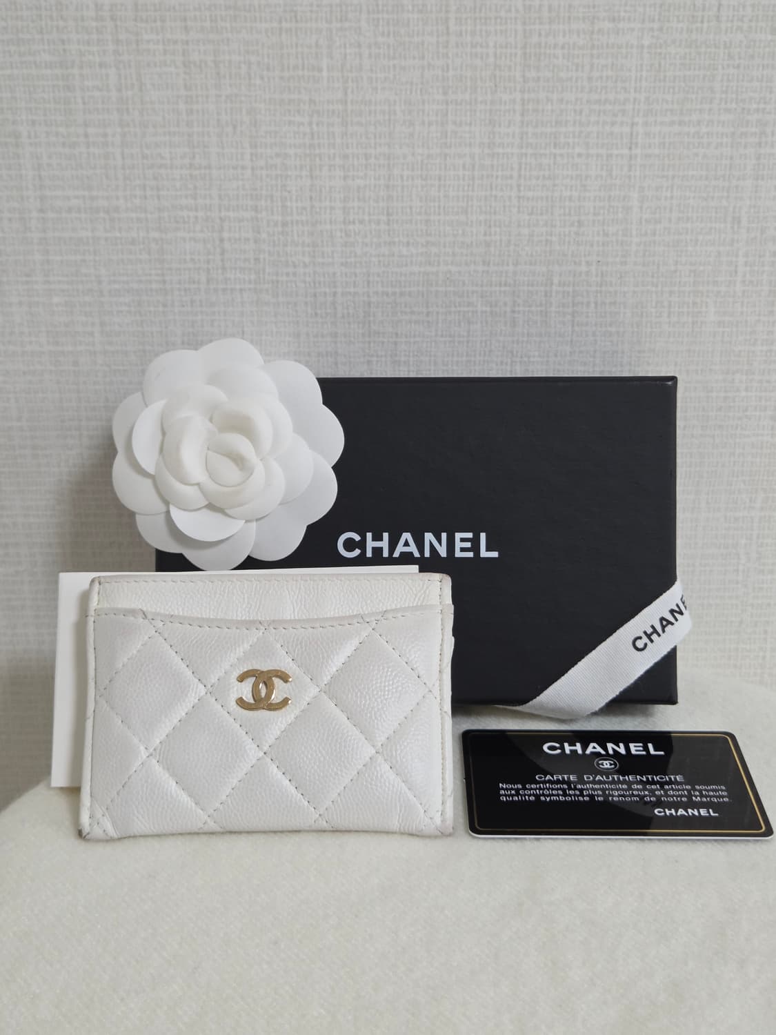샤넬 클래식 캐비어 카드지갑 화이트 금장 상품이미지1