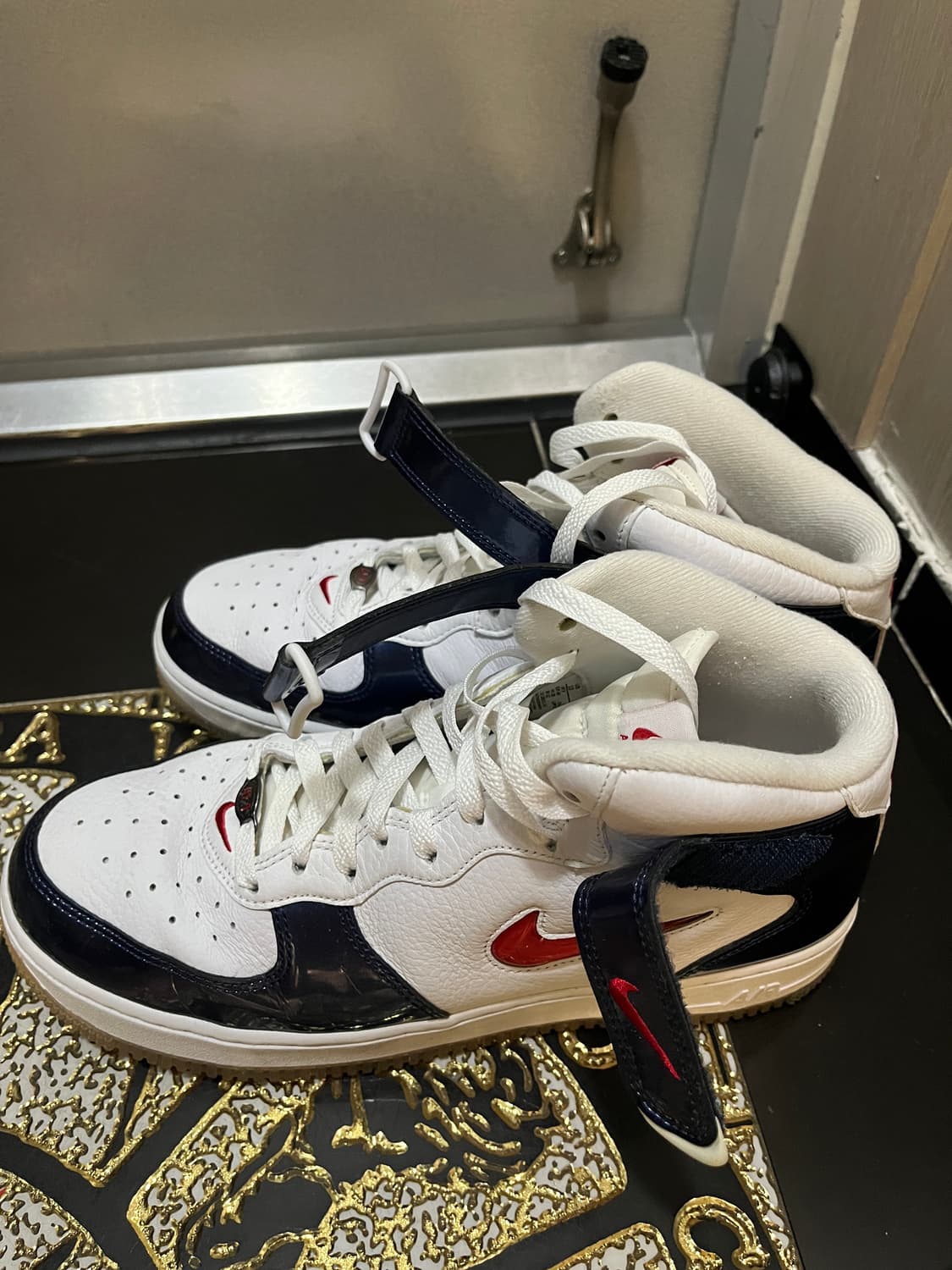 나이키 에어포스 1 미드 QS 유니버시티 레드 앤 미드나잇 네이비 상품이미지3