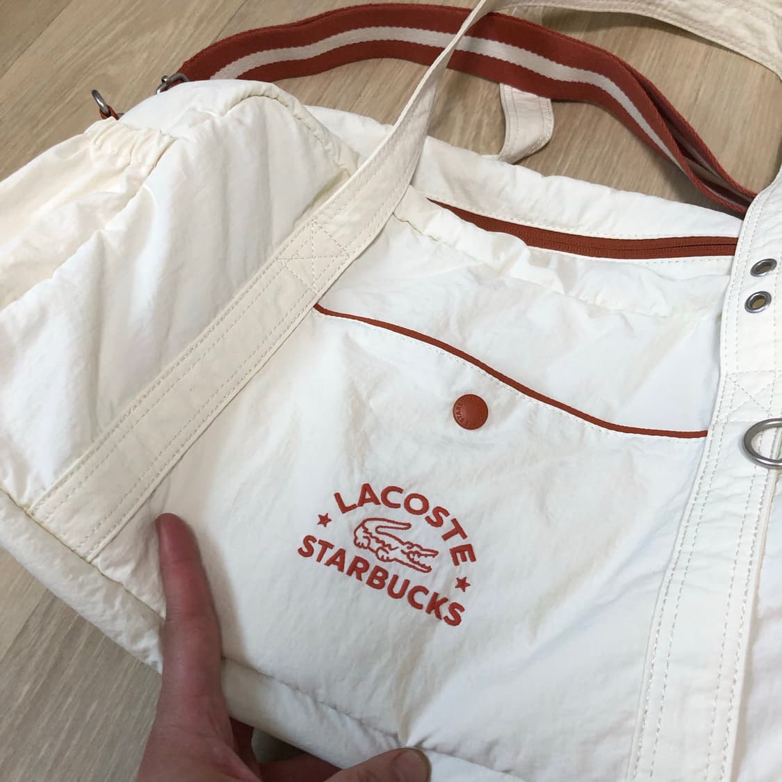 OS) 라코스테 X 스타벅스 LACOSTE 멀티플 보스턴백 아이보리 상품이미지10