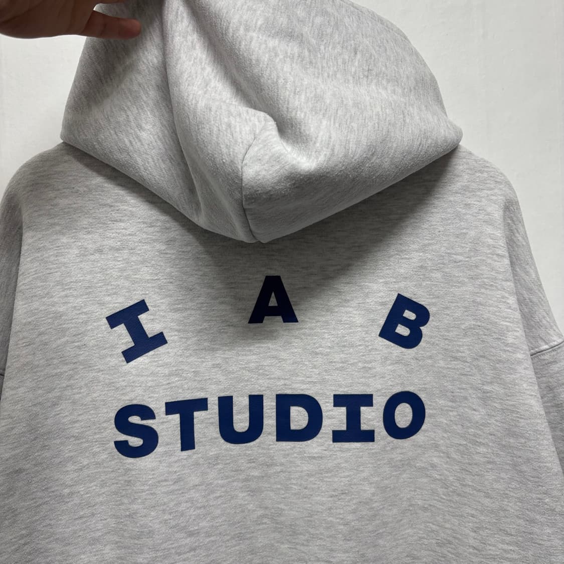아이앱 스튜디오 라이트그레이 후드티 상품이미지4